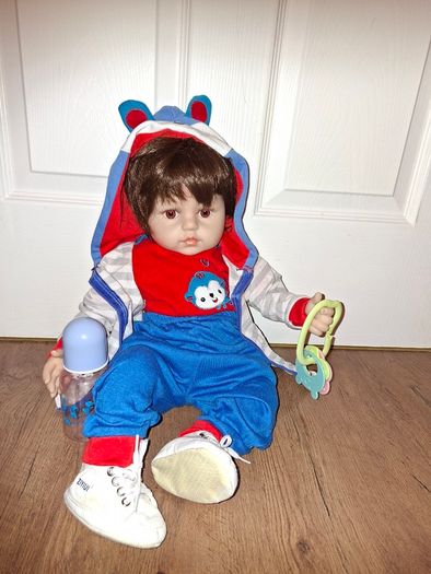2 Reborn Baby Dolls+Moses basket+over 50 pieces of clothing and accessories, excellent condition