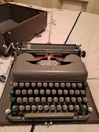 1940s Imperial Good Companion 3 Typewriter