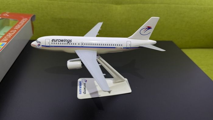 Eurowings 1:200 scale model airplane, Airbus A319 aircraft in old colors, made by Wooster, NEW
