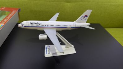 Eurowings 1:200 scale model airplane, Airbus A319 aircraft in old colors, made by Wooster, NEW
