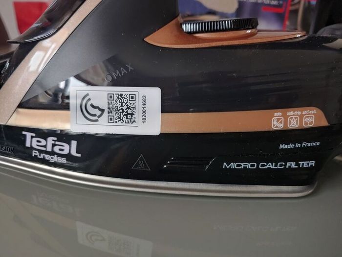 BRAND NEW Tefal FV8064 Puregliss Steam Iron