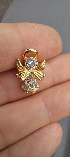Vintage jewelry is sold individually for 5 to 10 euros