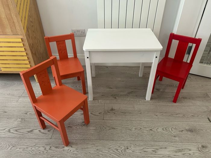 White IKEA Sundvik Children's Desk and 3 Kritter Chairs