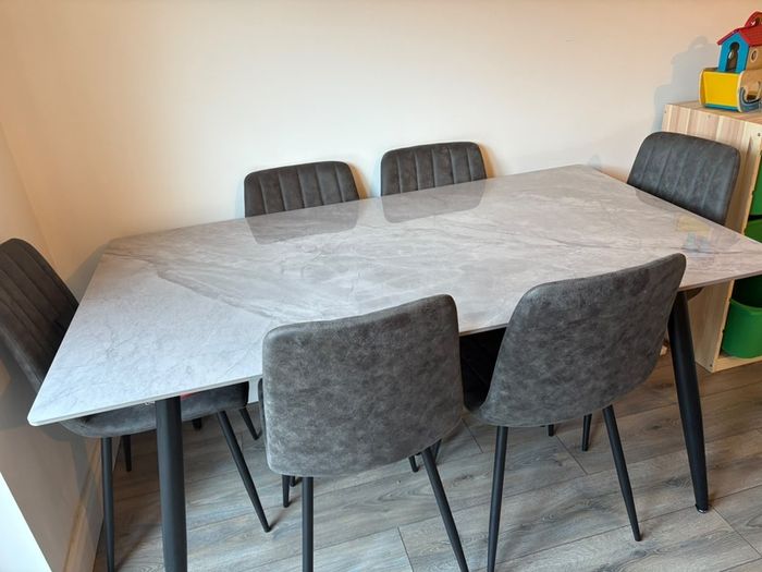 Dining Room Table & 6 Chairs