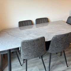 Dining Room Table & 6 Chairs