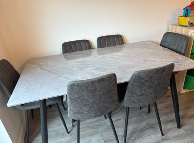Dining Room Table & 6 Chairs