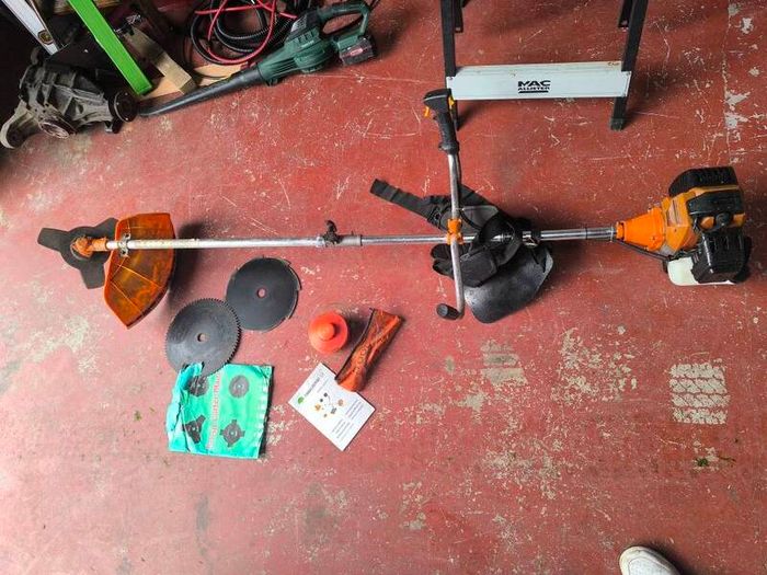 Petrol strimmer weed trimmer