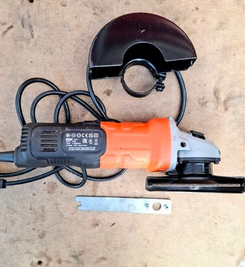 Black+Decker Angle Grinder 710W + Discs & Wire Brush Kit