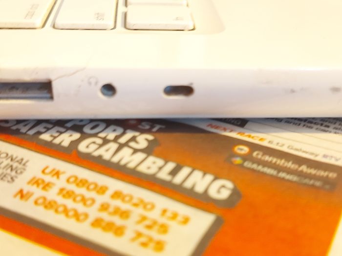 Vintage Apple MacBOOK, account password locked, in excellent cosmetic condition, excellent Battery