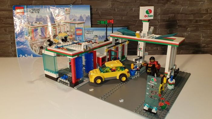 Lego City Service Station 7993 Full Set with car wash!