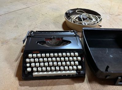 Brother Deluxe 220 Typewriter