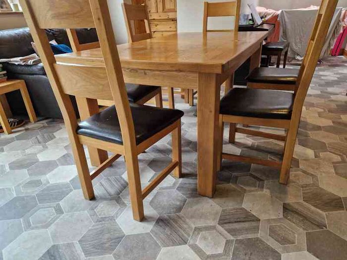 Kitchen table & 6 chairs - priced to sell