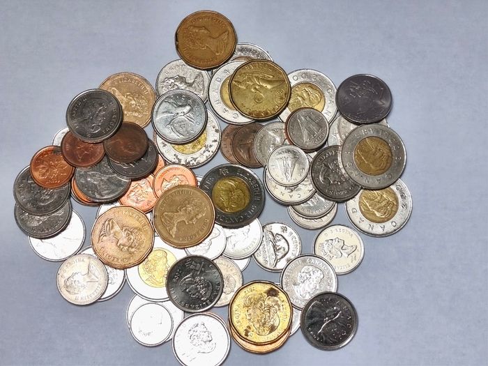 Canadian Coin Mixed Approx 70 Coins Canada Dollars Toonie
