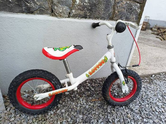 Frog balance bike