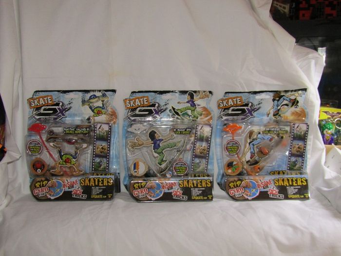 Lot of 3 packets of gx skate racers skateboard tricks skaters gyro power rip cord gift fingerboard tech deck mini skateboard made by Jakks Pacific 2009 brand new sealed