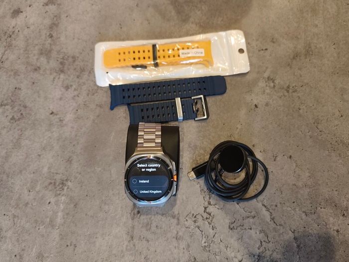 Samsung Watch Ultra 2025 as new with metal strap and 2 more straps