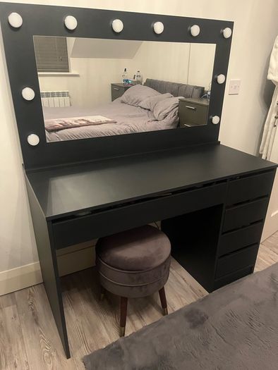 dressing table with mirror and lights
