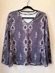 Beautiful Grey Floral Design Top Size S!
