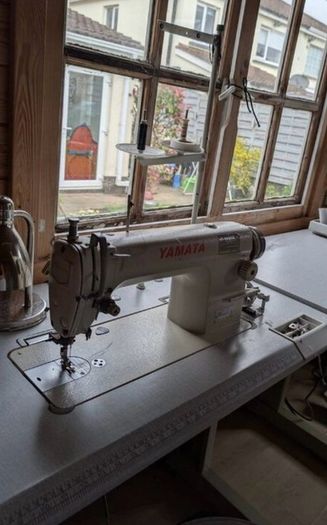 Industrial sewing machine and overlocker