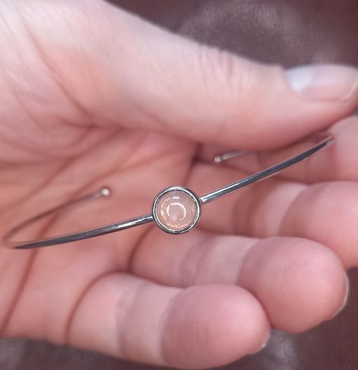 Vintage jewelry is sold individually for 5 to 10 euros