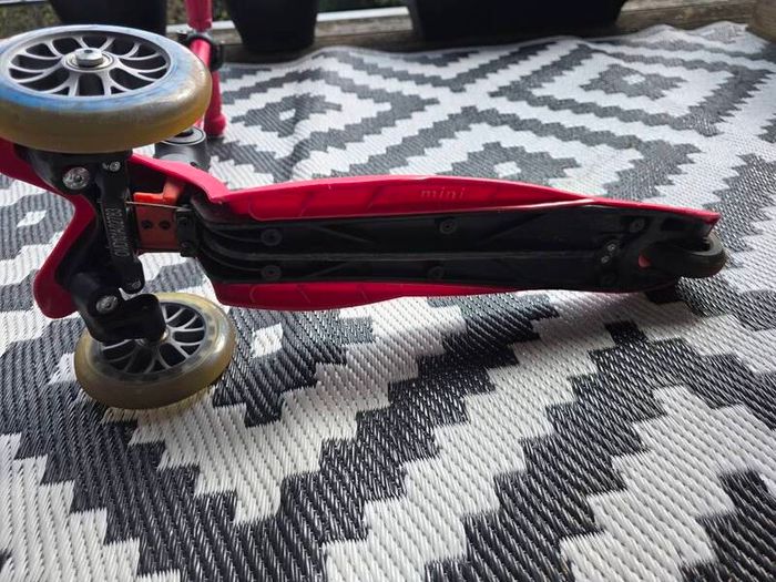 Mini Micro Deluxe Foldable Scooter pink