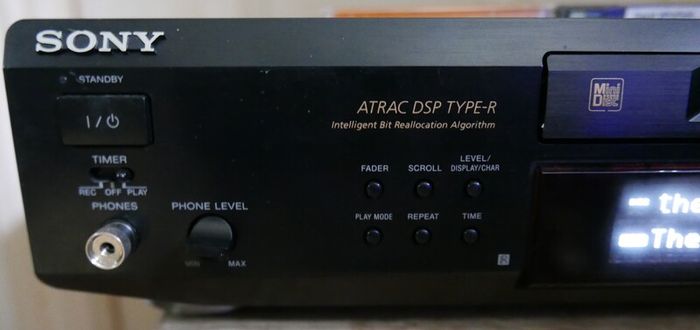 Sony MDS-JE530 Minidisc Player & Recorder, and 5 Discs - Works Well.