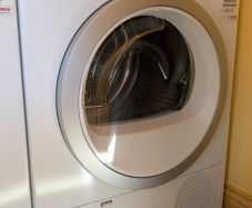 Bosch Series 4 8KG Freestanding Heat Pump Tumble Dryer - White | WTH85223GB
