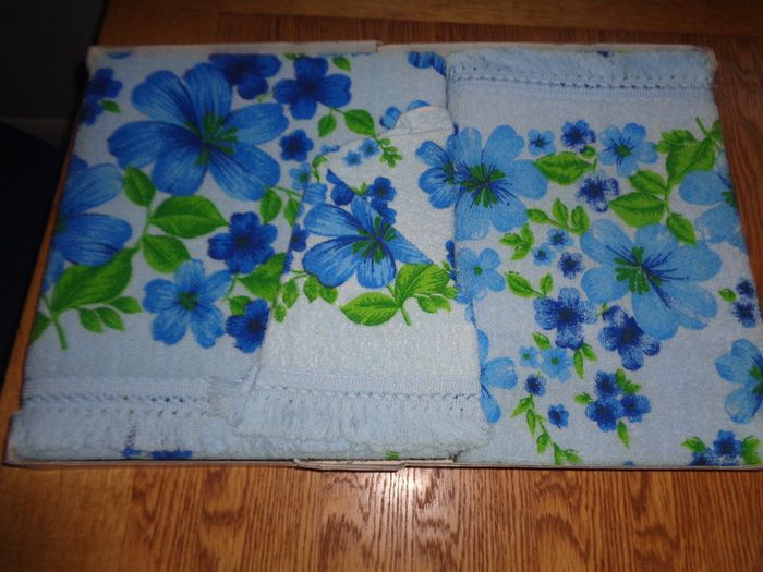 Vintage Spanish Towel Set for Sale