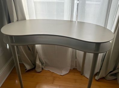 Curved desk