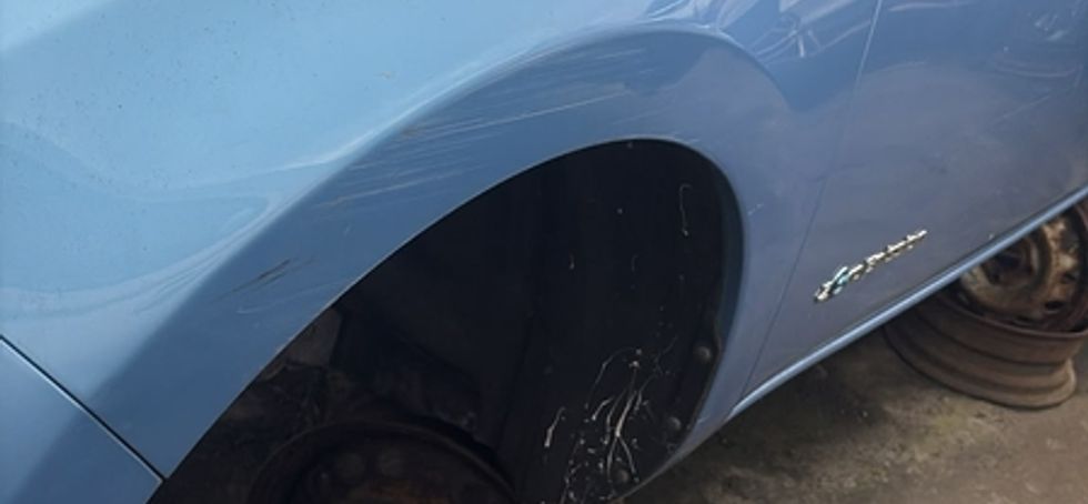 Nissan leaf blue colour bumper and both fenders for sale