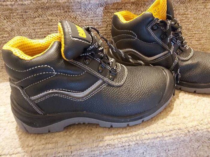 Safety boots size 5/38