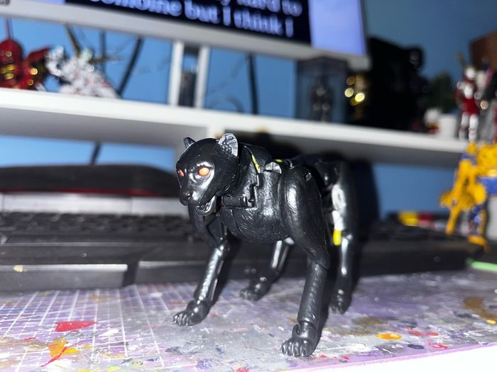 Transformers Kingdom deluxe class Shadowpanther