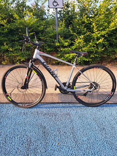 Giant Roam hybrid bike