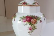 Big Lidded Tea Caddy / Storage Jar 21 cm Royal Albert Old Country Roses