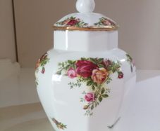 Big Lidded Tea Caddy / Storage Jar 21 cm Royal Albert Old Country Roses
