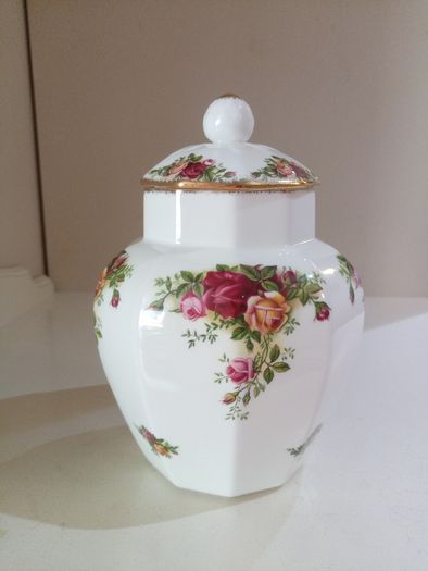 Big Lidded Tea Caddy / Storage Jar 21 cm Royal Albert Old Country Roses
