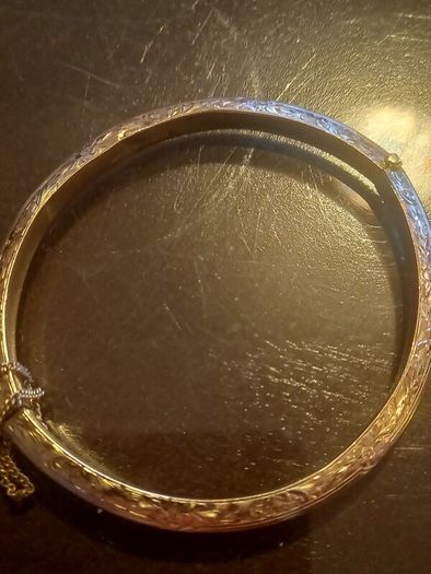 9ct  gold bangle
