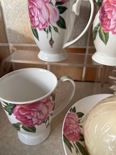 Newbridge Home Rose 5 Unused Mugs & Matching Candle Holdrr