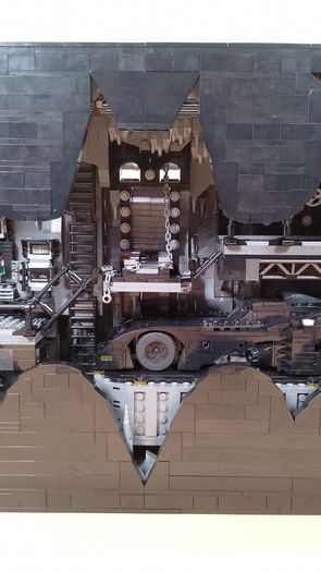LEGO 76252 Batcave - Shadow Box