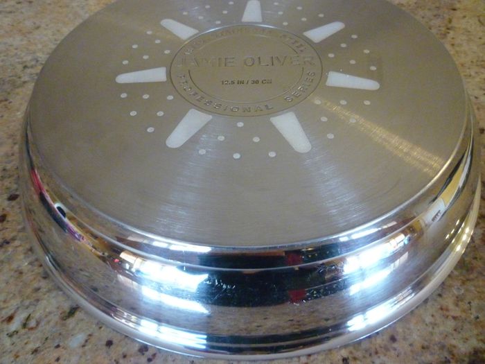 JAMIE OLIVER FRYING PAN BY TEFAL. Large Deep Frying or Omelette Pan.  Professional Series. WITH Jamie Oliver 4 piece steak cutlery set. Very Good Condition.