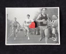 Ireland Postcard : Sonia O'Sullivan Leads The Oman Race , Phoenix Park , Dublin - 1992 , Irish Independent Postcard