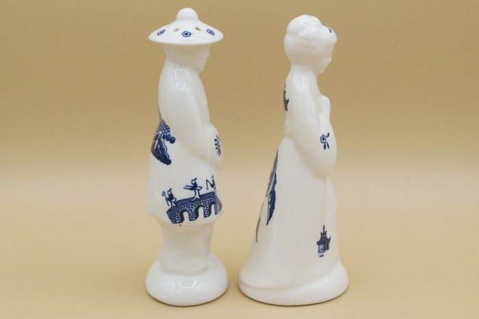 Blue Willow Man and Woman Salt and Pepper Shaker
