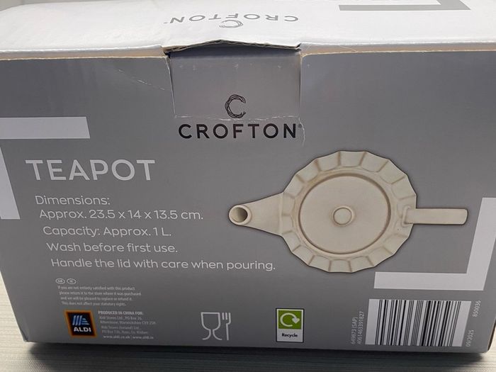 Crofton teapot and 4 matching teacups with saucers