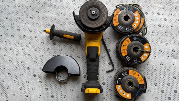 DeWalt 18v angle grinder, like new.