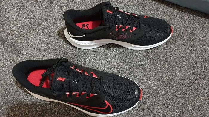 nike black red runners trainers shoes