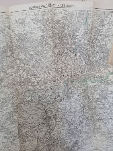 Ward Lock's Guide to London with Large Section Plans of Central London; Map of London and Twelve Miles Round (PT256)