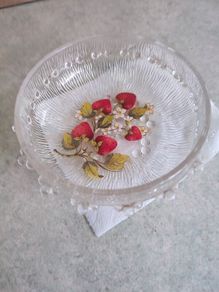 SMALL Vintage Italian glass STRAWBERRY fruit bowl, textured glass fruit bowl.