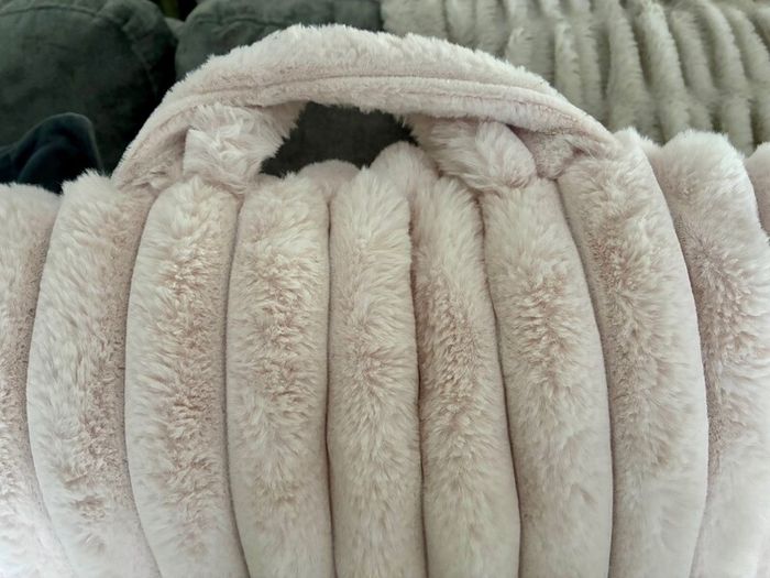 Wedge cushion (pale pink faux fur)