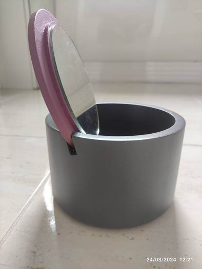 Powder box with mirror