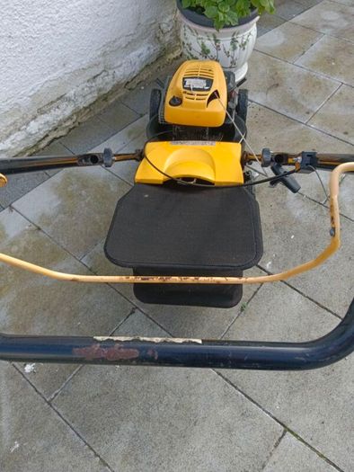 McCullogh Push lawnmower with Briggs and Stratton 450 series  engine in excellent working condition which starts the first pull. Original grass bag included.